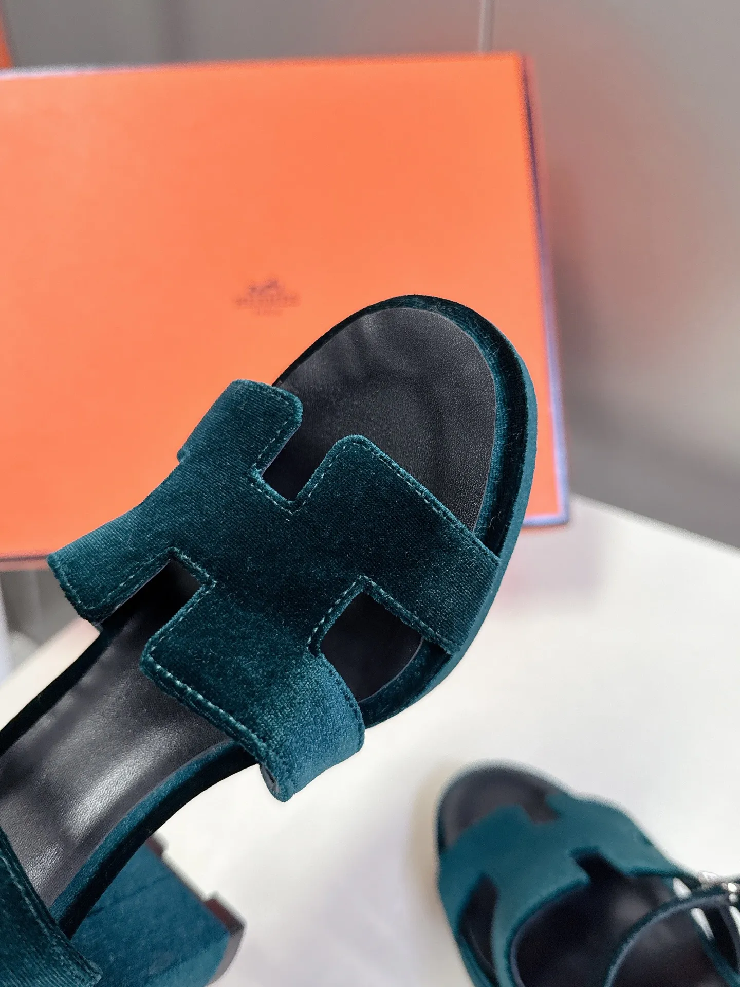 👟👟Ex-factory price 620👟👟 Hermès new spring and summer high-heeled sandals 🧡Upper: imported first-layer suede cowhide, mixed lambskin for feet, original leather outsole. You get what you pay for, genuine materials, whether it is leather, last shape, sole, or craftsmanship, all are consistent with ZP❗️ 🧡Suede high-heeled sandals, classic "H"-shaped upper with flexible ankle strap to highlight the slender ankle, about 9 cm high heels to reshape the body shape, genuine leather soles to enhance style, simple and smooth design, creating a fashionable and feminine look.  🧡Size: 35-39 yards (40 can be customized with no return or exchange) 🧡Color: multi-color 🧡Heel height: about 9 cm at the heel and 2 cm at the bottom